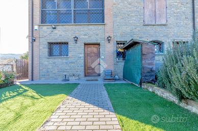 VILLA A SCHIERA A MONTE SAN PIETRO