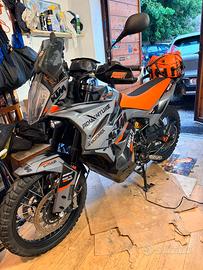 KTM 890 ADV mod S con OHLINS + ANDREANI