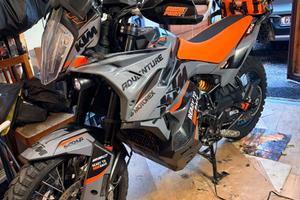 KTM 890 ADV mod S con OHLINS + ANDREANI