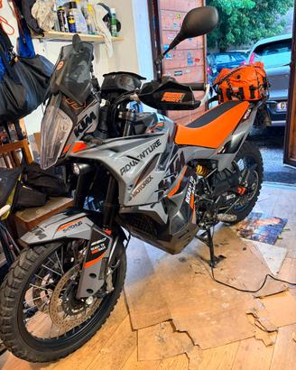KTM 890 ADV mod S con OHLINS + ANDREANI