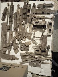 antica ferramenta: cardini cerniere ferri chiodi