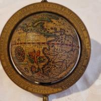 mappamondo antico in legno