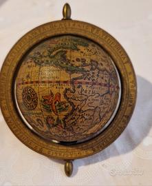 mappamondo antico in legno