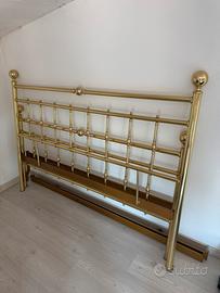 Struttura letto con pomi in ottone