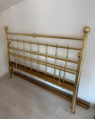 Struttura letto con pomi in ottone
