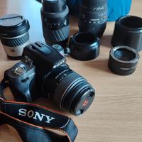 fotocamera Sony alpha 380 con obiettivi e tracolla