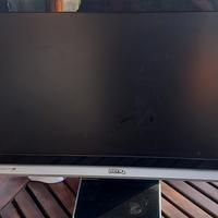 Monitor Benq. Alla base ha un piccolo difetto come
