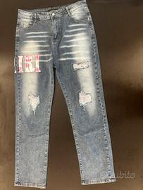 Jeans AMIRI distressed con patch plaid rosa