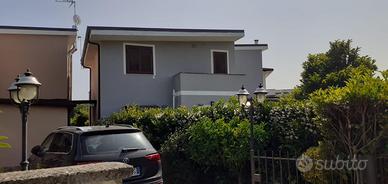 Villa singola con piscina in parco