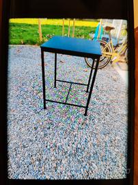 4 tavoli,  4 sedie pieghevoli e 4 sedie 