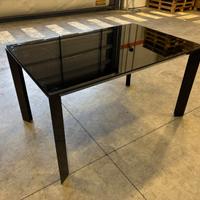 Tavolo moderno in vetro nero