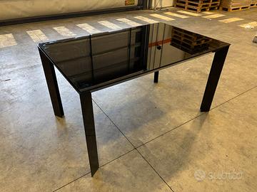 Tavolo moderno in vetro nero