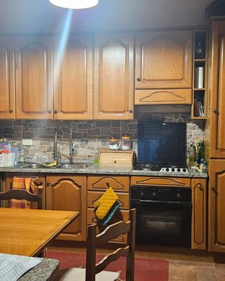 cucina con tavolo, panca e sedie 