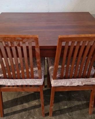 tavolo in legno allungabile con sedie