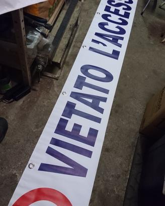 Striscione Vietato l'accesso 