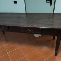 tavolo in legno massiccio con cassetti rivestiti