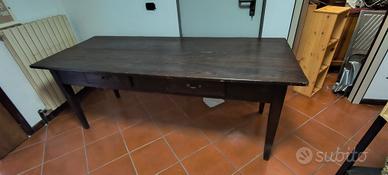 tavolo in legno massiccio con cassetti rivestiti