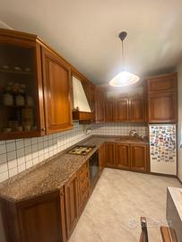 Cucina angolare in legno con elettrodomestici