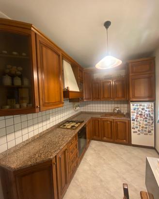 Cucina angolare in legno con elettrodomestici