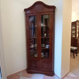 Angoliera in legno massello.