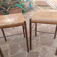 Coppia di sgabelli vintage. seduta rovinata. 