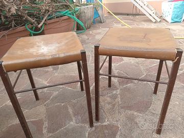 Coppia di sgabelli vintage. seduta rovinata. 