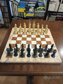 set scacchiera e scacchi d'epoca