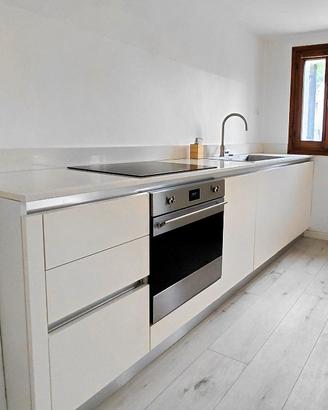 Cucina di mobilificio, elettrodomestici inclusi