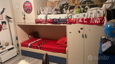 Cameretta a ponte panna e blu con armadi e cass