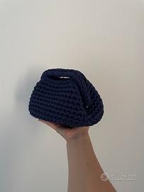 borsa clutch all’uncinetto blu