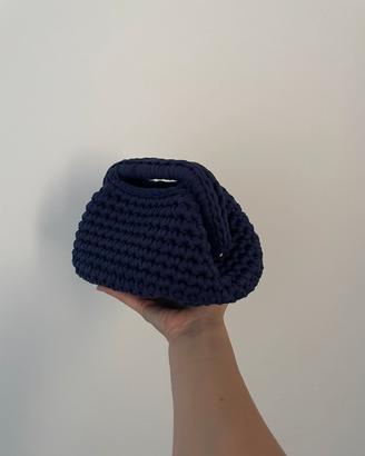 borsa clutch all’uncinetto blu