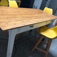 Tavolo alto a penisola con tre sgabelli