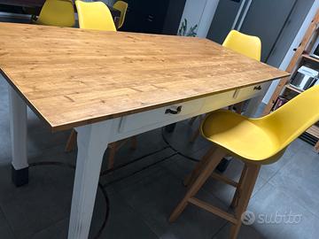 Tavolo alto a penisola con tre sgabelli