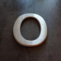 Lettera decorativa "O" in acciaio inox satinato