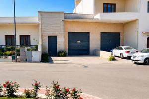 Locale 164 mq con scoperto privato