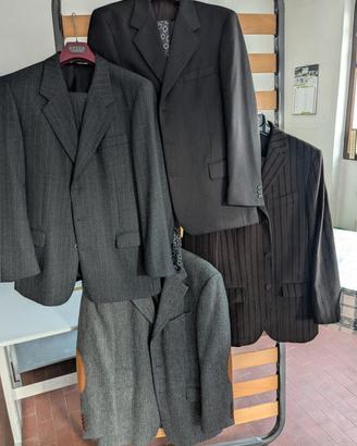 Quattro vestiti completi da uomo 