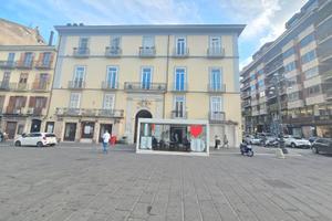 In pieno centro e sul corso principale