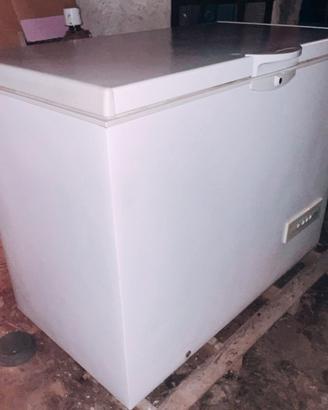 Congelatore a pozzetto INDESIT OFNAA 230