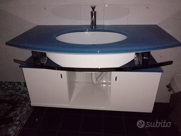Mobile bagno con ripiani in vetro