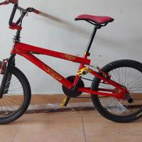 bicicletta BMX ragazzino