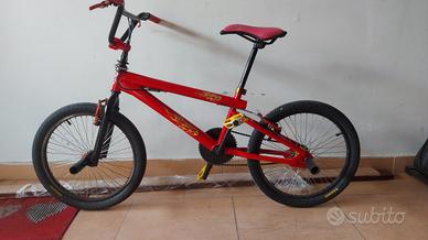 bicicletta BMX ragazzino