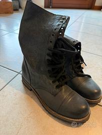 Stivali/anfibi stringati.