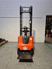 stoccatore a timone TOYOTA SWE120 con pedana