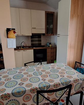 cucina tavolo e sedie 