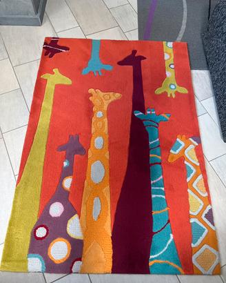 Tappeto arancione con giraffe colorate