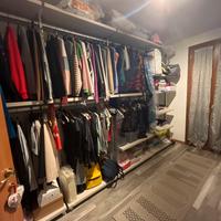 Cabina armadio bianca con montanti in alluminio