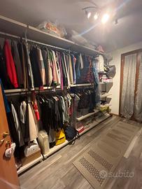 Cabina armadio bianca con montanti in alluminio