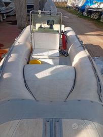 gommone con motore