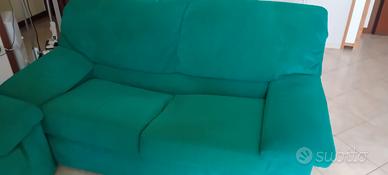 Coppia di divani in alcantara.