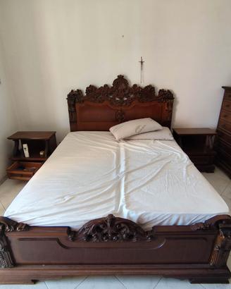 Camera da letto classica in legno massello intagli